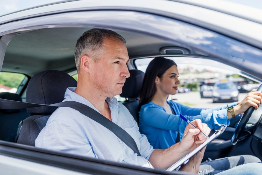 Quel est le salaire moyen d'un moniteur auto-école ?